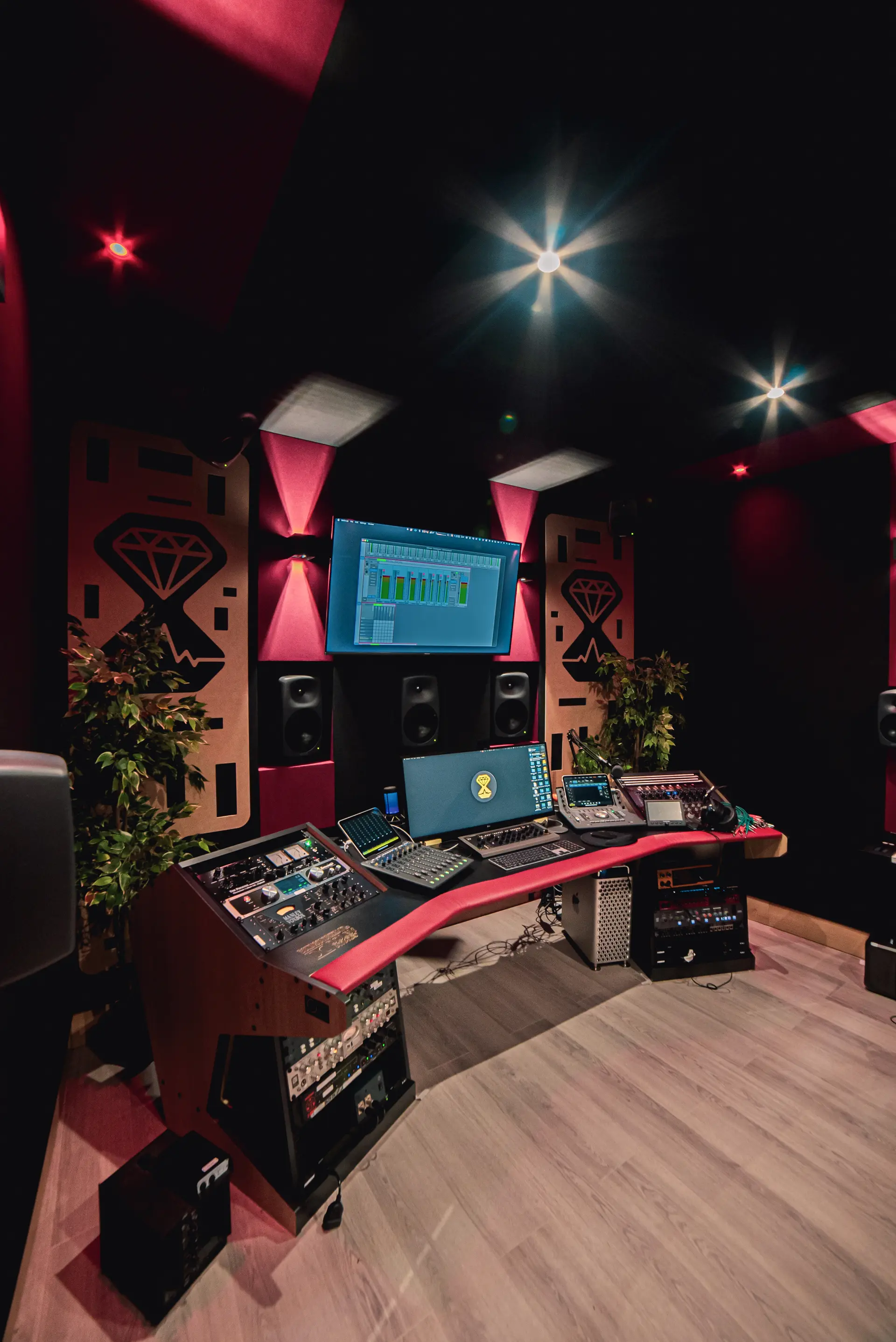 La sala Dolby Atmos di MATERIE, con la postazione d’ascolto e i diffusori