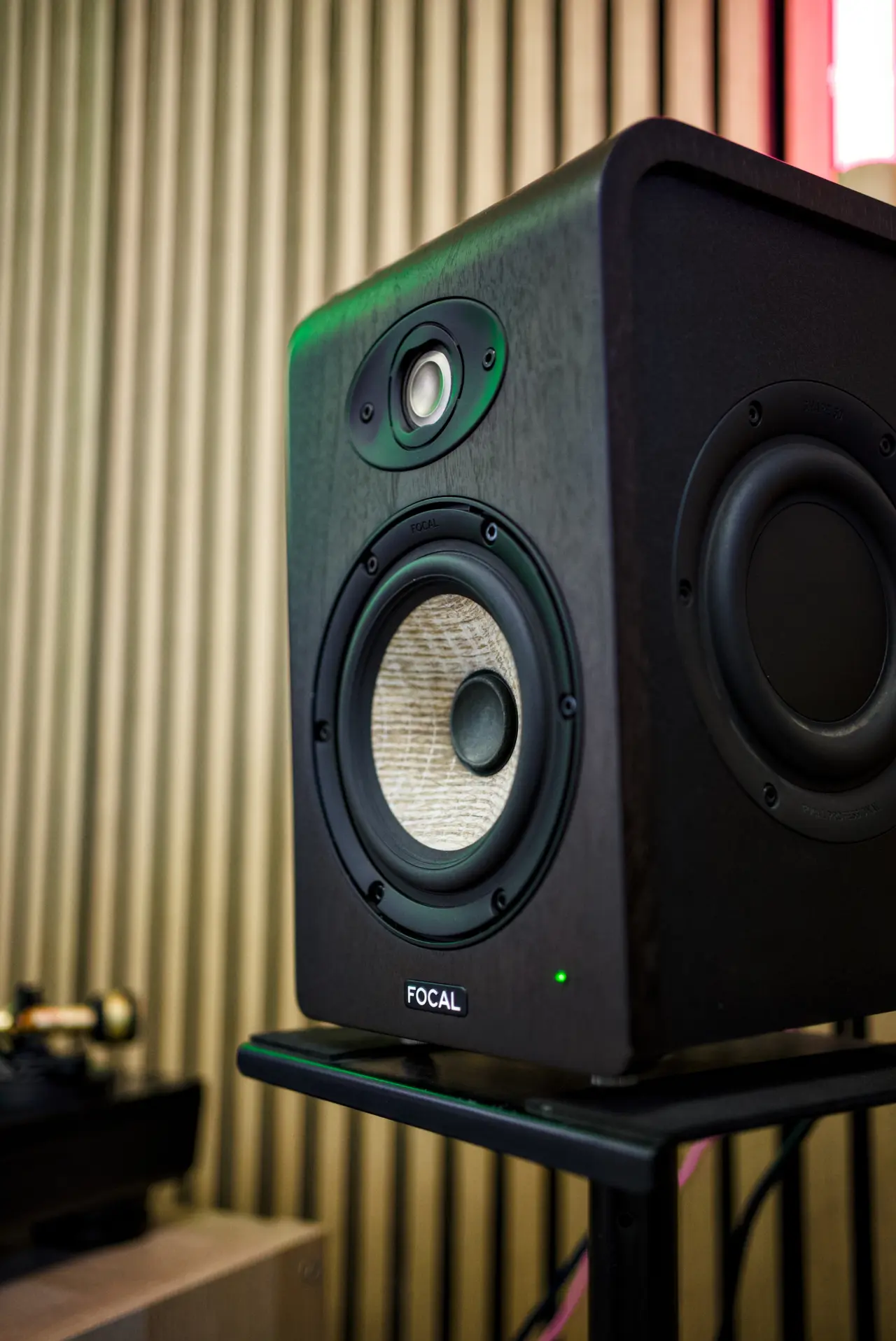 La sala Focal: un diffusore Focal accanto al giradischi